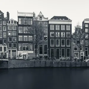 18th Century Groundfloor Canal House With Patio/garden Amsterdam